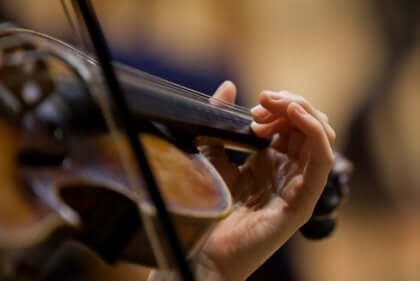 Person som spelar violin.