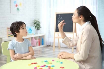 Talpedagogen ger ofta barnet med specifik språkstörning övningar för att förbättra barnets tal