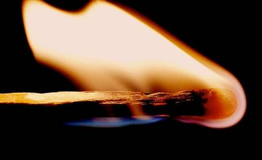 En tänd tändsticka som håller på att brinna ut.