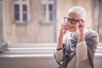 Äldre kvinna talar i telefonen