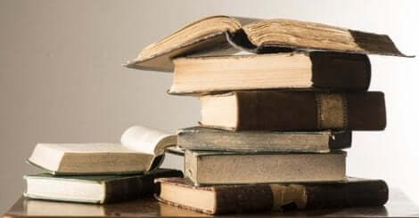 Staplade böcker