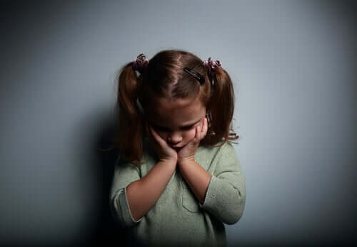Tomhetskänslor hos barn beror ofta på bristande tillgivenhet