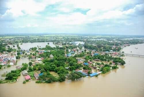 En översvämmad by.