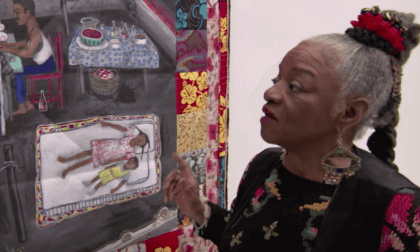 Faith Ringgold tittar på några konstverk.