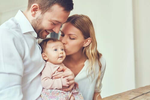 Familj med bebis.