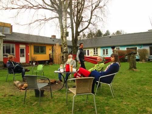 Familj som sitter utomhus.
