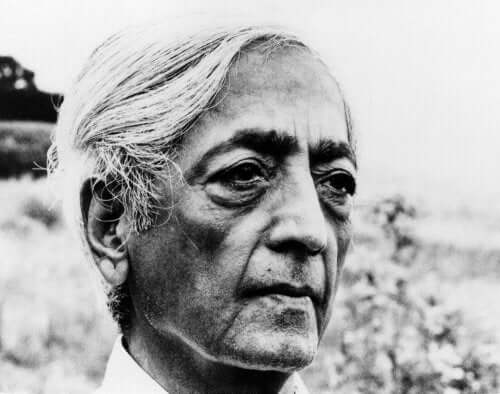Filosofen Jiddu Krishnamurti tittar mot horisonten.