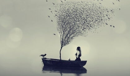 Kvinna med träd i båt.