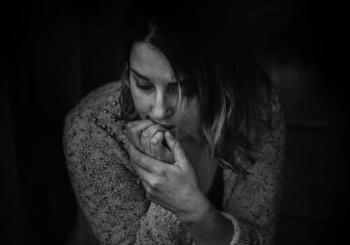 Kvinna som biter på naglarna.