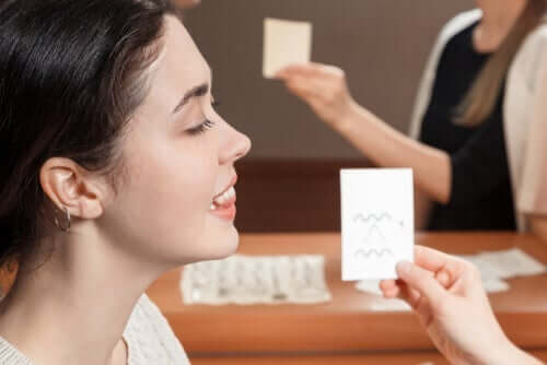 Kvinna som gör ljud.