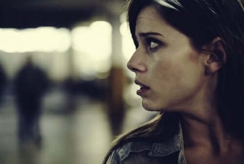 Kvinna som ser rädd ut.