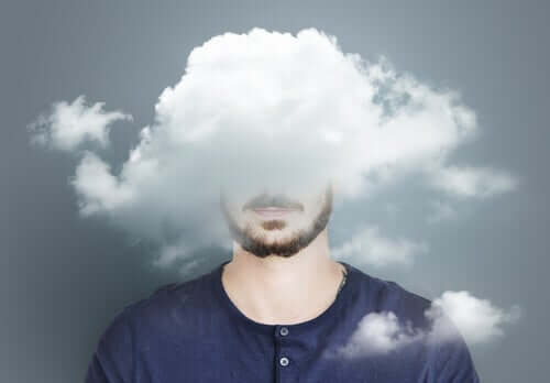 En man med huvudet i molnen.