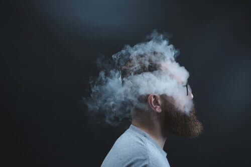 En man med rök som osar runt huvudet som symboliserar hans ilska.