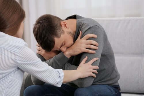 Man som är bedrövad.