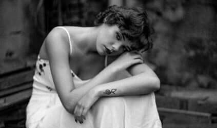 Foto av kvinna, gråskala.