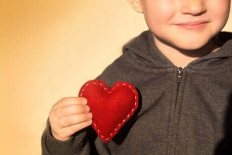 Barn håller sytt hjärta