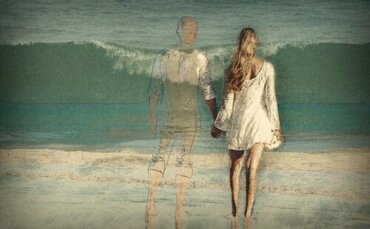 Par gör kön på stranden framför människor