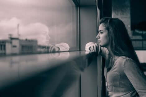 Ensam kvinna vid fönster