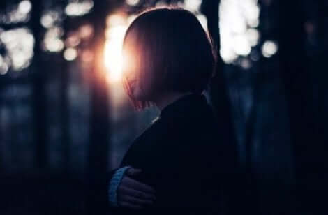 Ensam person i skogen