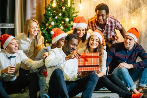 Familj öppnar julklappar