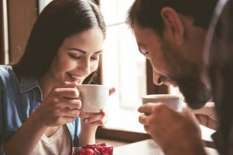 Man och kvinna dricker kaffe