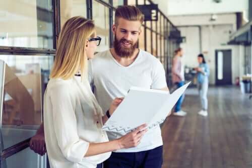 En god arbetskamrat delar med sig av sina kunskaper