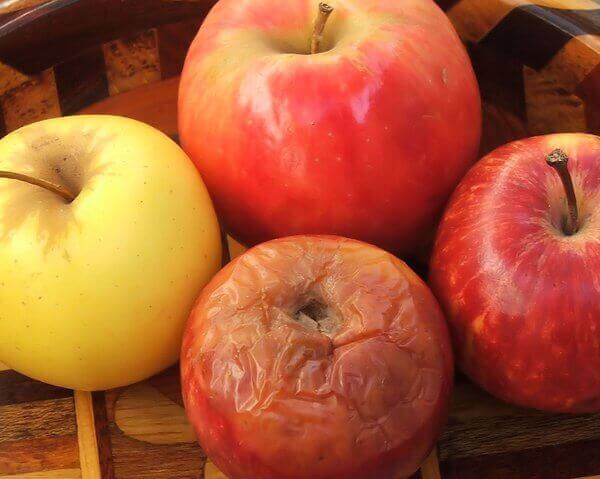 Fyra äpplen.