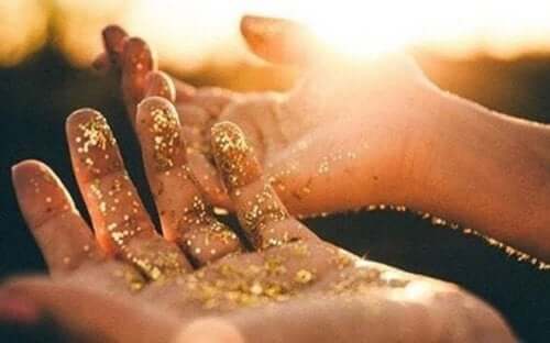 Händer med glitter.