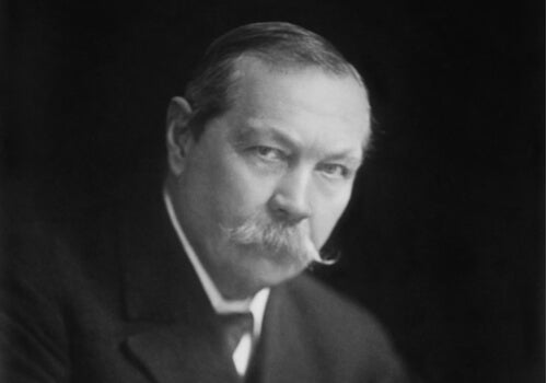 Svartvit bild på Arthur Conan Doyle.
