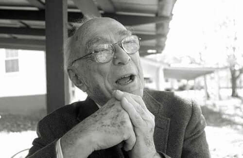 Jerome Bruner som skrattar.