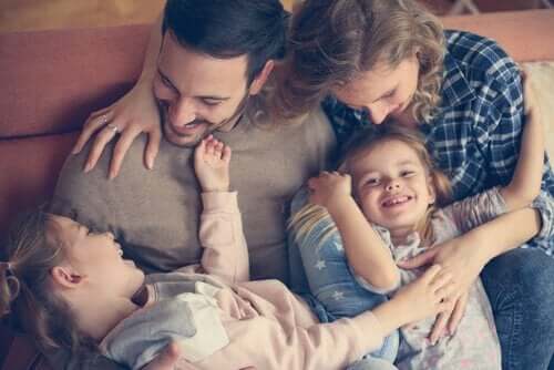 Familj i soffan.