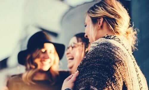 Kvinnor som skrattar.