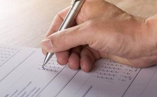 Person som skriver prov.