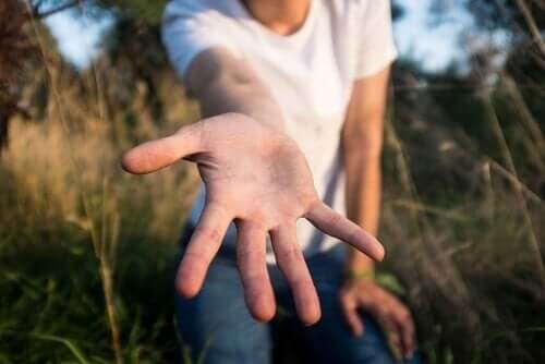 Utsträckt hand.