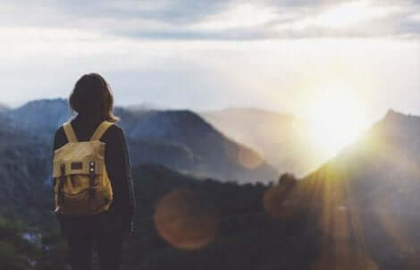En backpacker på toppen av ett berg.