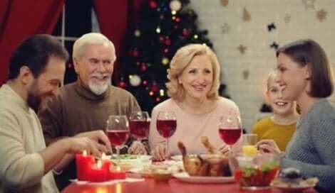 En familj som äter middag.