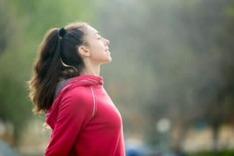 En kvinna som övar medveten andning innan hon tränar.
