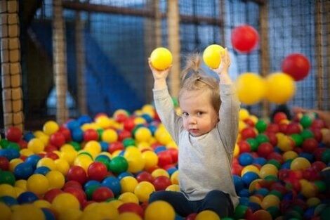Ett barn som leker i ett bollhav.