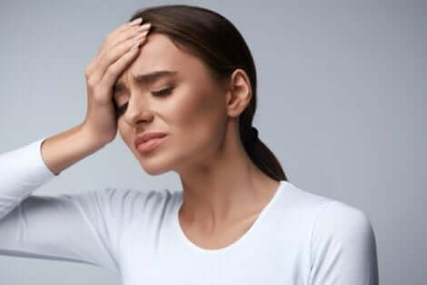 En kvinna med huvudvärk
