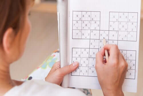 En kvinna som utövar Sudoku