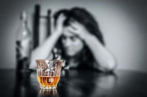 En kvinna som väldigt gärna vill ta en drink, vilket representerar självbedrägeri och alkoholism