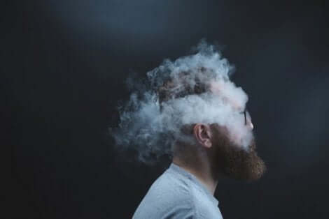 En mans huvud omgiven av rök – han väljer att inte vara öppensinnad