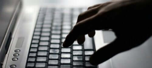 En person som skriver på ett tangentbord