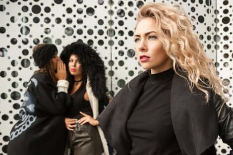 En person som talar illa om en annan.