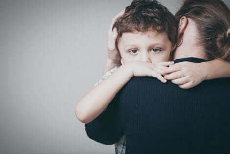 En mamma som kramar sitt barn bidrar till en anknytningsstil under barndomen
