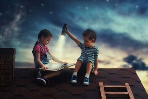 En pojke håller en ficklampa så att en flicka kan läsa en bok på ett tak
