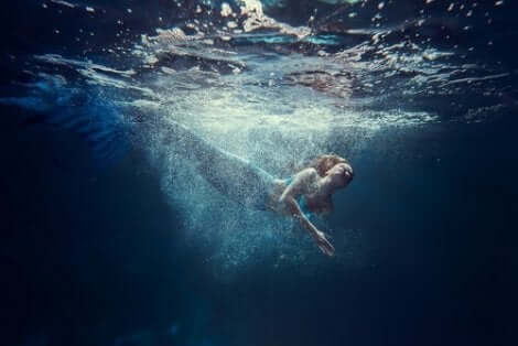 En simmande sjöjungfru