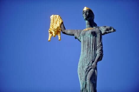 En staty av Medea och det gyllene skinnet