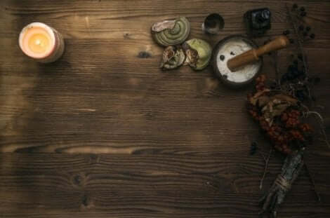 Ett bord med mortel, svamp och bär
