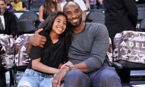 Kobe Bryant kramar sin dotter